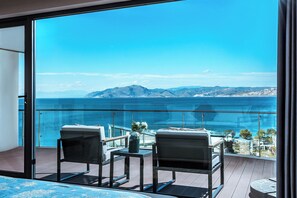 Ein Balkon mit Blick auf das Meer und die Berge.