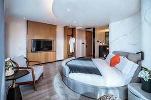 Luxe tweepersoonskamer, uitzicht op zee | Luxe beddengoed, bedden met traagschuimmatrassen, een gratis minibar