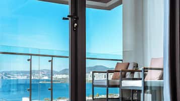 Habitación superior con 2 camas individuales, vista al océano | Escritorio, cortinas blackout y tabla de planchar con plancha