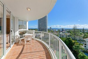 Outdoor dining - 1 Bedroom Hinterland View Spa Apartment in Surfers Paradise  200m to the Beach! (Surfers Paradise)