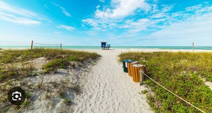 Charming 2-bed 2-bath house with NEW POOL and WiFi, AC in beautiful Venice FL