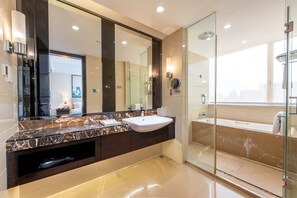 Luxe eenpersoonskamer, uitzicht op stad | Badkamer | Een haardroger, pantoffels, handdoeken, zeep