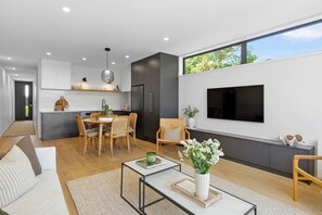 Living area - Luxury Escape on City Fringe (Christchurch)