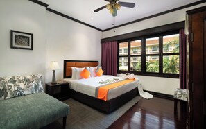 Minibar, escritorio y espacio para trabajar con laptop 