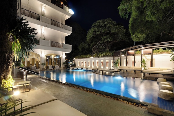 Una piscina al aire libre