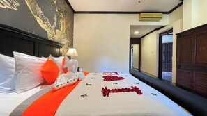 Grand Suite | Minibar, desk, laptop workspace, soundproofing