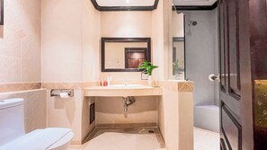 Grand Suite | Bathroom | Shower, eco-friendly toiletries, hair dryer, bathrobes