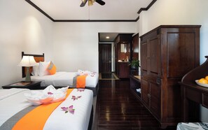 Minibar, desk, laptop workspace, soundproofing - Le Grande Indochine Hotel (Siem Reap)