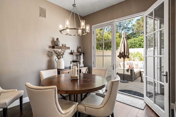 Interior - Charming 3-bedroom furnished, home with WiFi, AC in Spanish Hills Camarillo (Camarillo)