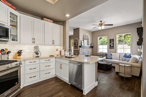 Microwave, oven, stovetop, dishwasher - Charming 3-bedroom furnished, home with WiFi, AC in Spanish Hills Camarillo (Camarillo)