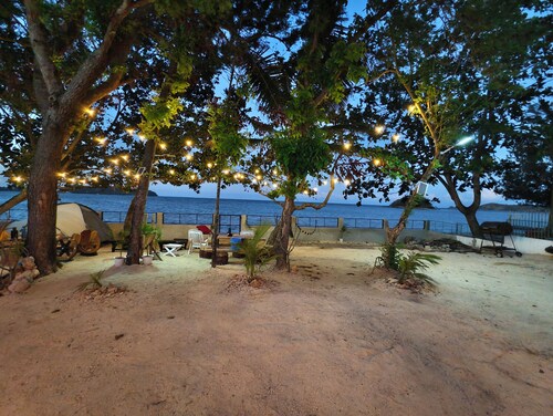 Charming 1-bedroom cottage on the beach in Victoria Alaminos with WiFi, AC