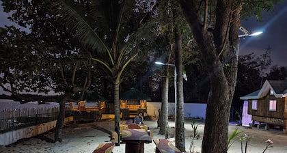 Charming 1-bedroom cottage on the beach in Victoria Alaminos with WiFi, AC
