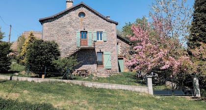 Quiet bohemian chic apartment, La TaniĂšre