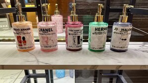 Una exposición de frascos de perfume sobre una encimera de mármol.