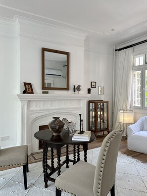 Classic lakás, kilátással a városra | Nappalirész