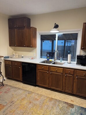 Private kitchen - Fish Camp - Lake Erie - 3-bedroom house in wonderful Vermilion with WiFi, AC (Vermilion)