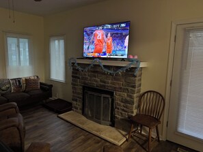 Living area - Fish Camp - Lake Erie - 3-bedroom house in wonderful Vermilion with WiFi, AC (Vermilion)