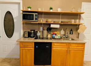 Fridge, microwave, stovetop, coffee/tea maker - L&L Cozy Stuido Inn Studio unit Exuma (Exuma)