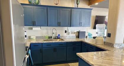 Sea Hibiscus - Ocean Front 1 Bed/1 Bath Apartment - King Size Bed
