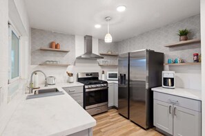 Refrigerador, microondas, horno y parrilla de estufa 