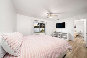 4 bedrooms, iron/ironing board, travel crib, WiFi - Family Retreat with Pool, Putting Green & BBQ (Indio)