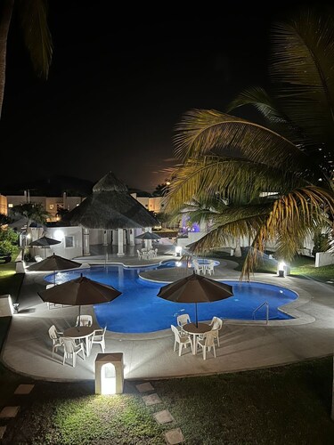 Apartment (second floor) one block from the beach, CLUB SANTIAGO, Manzanillo