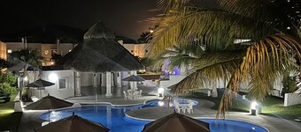 Apartment (second floor) one block from the beach, CLUB SANTIAGO, Manzanillo