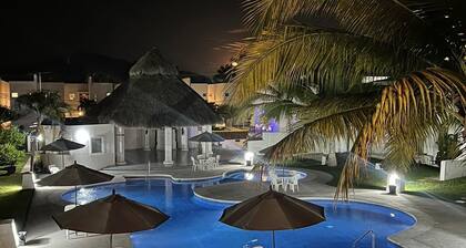 Apartment (second floor) one block from the beach, CLUB SANTIAGO, Manzanillo