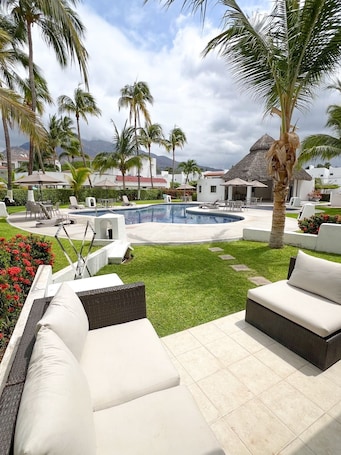 Pool. Apartment (second floor) one block from the beach, CLUB SANTIAGO, Manzanillo