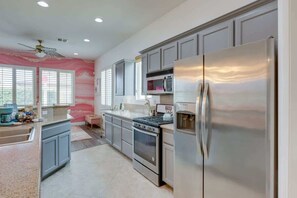 ثلاجة، ميكروويف، فرن، موقد طهي مسطح