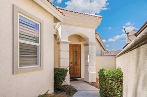 تفاصيل الفندق من الخارج