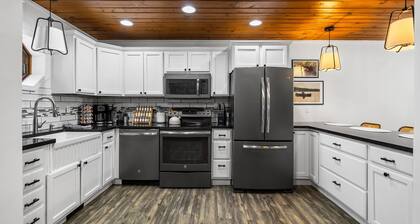 Lake Front ~ Firepit ~ Kayaks ~ SUPs ~ Yard Games