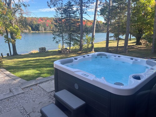 Lake Front ~ Firepit ~ Kayaks ~ SUPs ~ Yard Games - Holiday Home