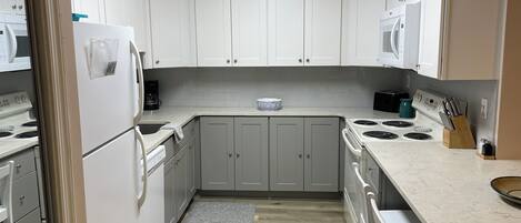 Kühlschrank, Mikrowelle, Ofen, Herdplatte