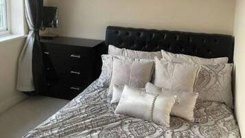 4 bedrooms, iron/ironing board, WiFi, bed sheets