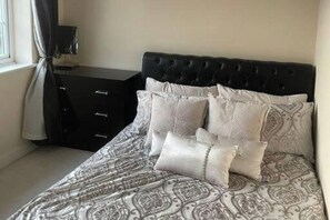 4 chambres, fer et planche à repasser, Wi-Fi, draps fournis