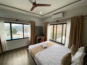 Espacio para trabajar con laptop, wifi gratis y ropa de cama 