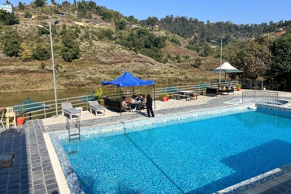 Seasonal outdoor pool, pool umbrellas, sun loungers