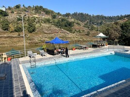 Piscina externa sazonal, guarda-sóis, espreguiçadeiras