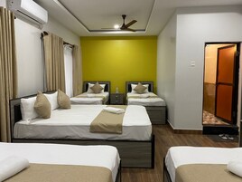 Espacio para trabajar con laptop, wifi gratis y ropa de cama