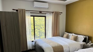 Ein Hotelzimmer mit Bett, Nachttisch und Telefon.