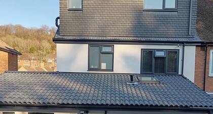 High Wycombe 1-Bed Apt, Sleeps 3 & Private Parking