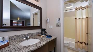 Deluxe Double Room, City View | Bathroom | Free toiletries, hair dryer, towels, soap