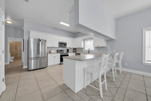 Kjøleskap, mikrobølgeovn, ovn og kokeplater