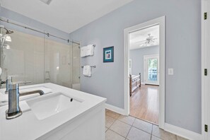 Shower, jetted tub, towels