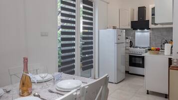 Kühlschrank, Ofen, Herdplatte, Wasserkocher mit Kaffee-/Teezubehör