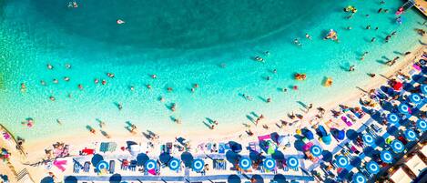 بالقرب من الشاطئ