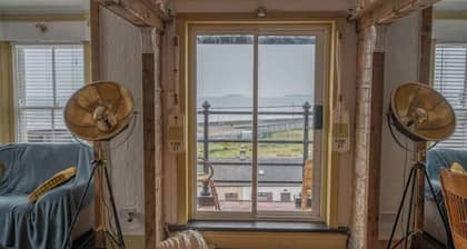 Quirky Apt - Sleeps 6 - Coastal Area - Parking