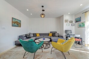 Télévision, cheminée, chaîne hi-fi