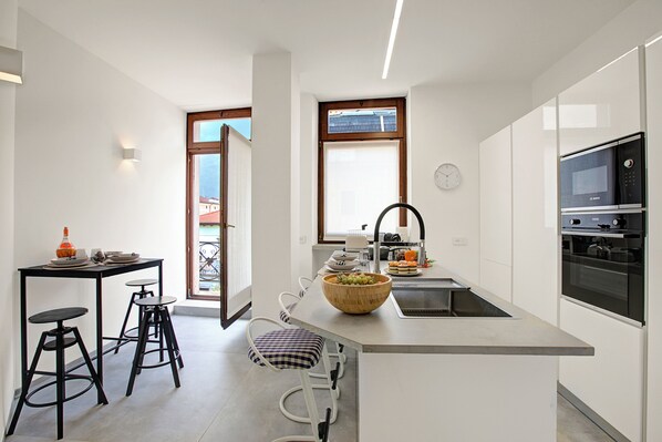 Køleskab, mikrobølgeovn, ovn, kogeplade